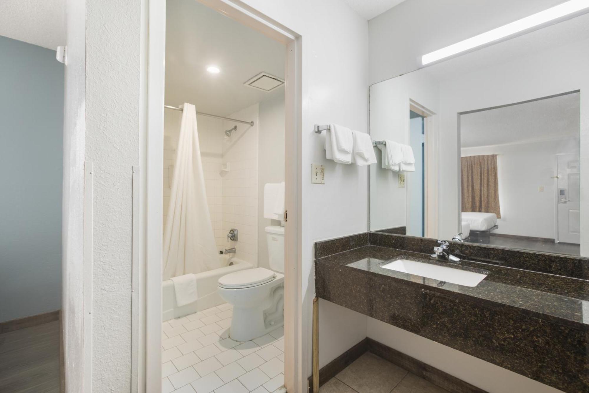 Americas Best Value Inn Stockbridge Szoba fotó